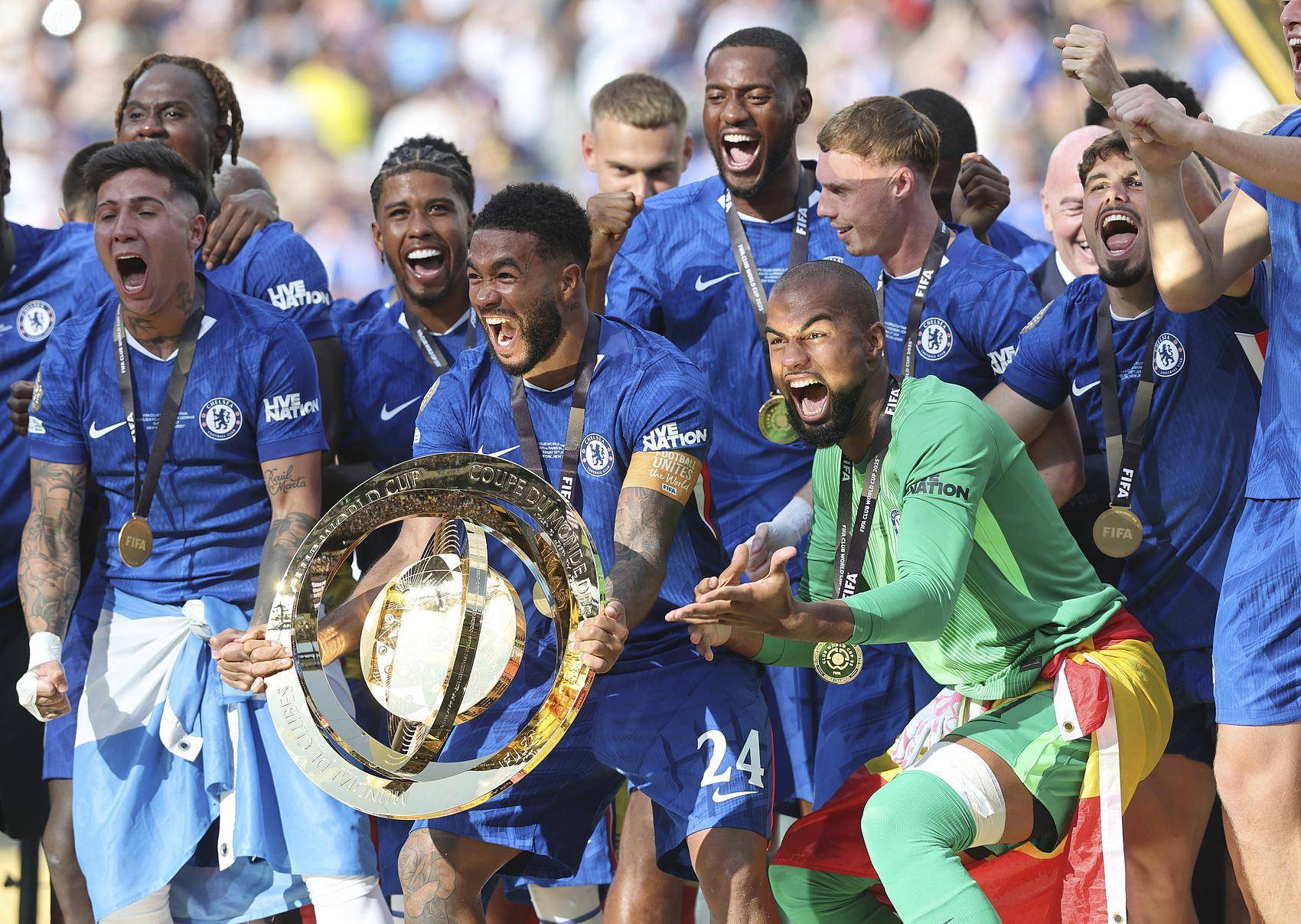 比赛局势复杂引发热议!,内马尔在切尔西比赛中刷新纪录观众掌声雷动 比赛局势复杂引发热议!,内马尔在切尔西比赛中刷新纪录观众掌声雷动